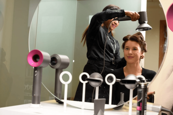 
                    Почему ваша девушка хочет Dyson? Разбираем по пунктам            