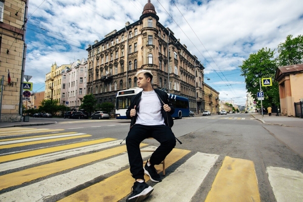 
                    Ложится в 5 утра, сам пиарит свое агентство и управляет им, пишет музыку и не выгорает. Как? Интервью с CEO UXART            