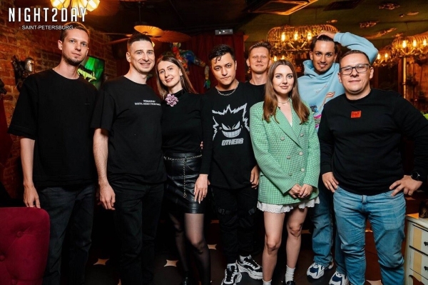 
                    Ложится в 5 утра, сам пиарит свое агентство и управляет им, пишет музыку и не выгорает. Как? Интервью с CEO UXART            