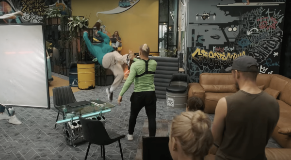 
                    Как мы устроили паркур в офисе и добрались до вершины башни Сбера            