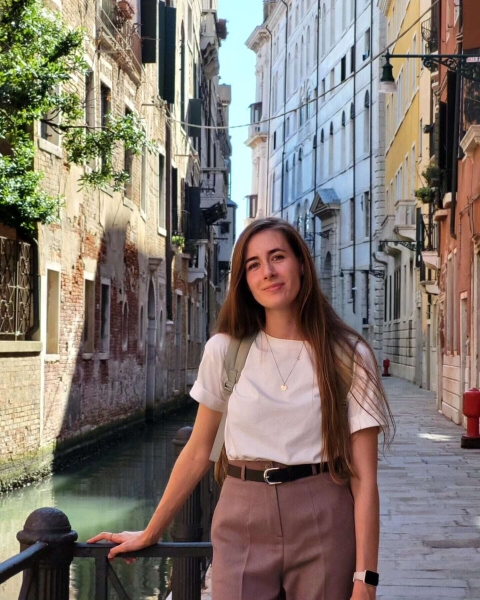 
                    Диван из хлеба, валентинки в виде тараканов и хайп на конкурентах — как бренды делают кринж-рекламу            