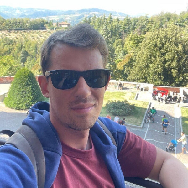 
                    Онлайн VS Офлайн. Как офлайн-кампания для бренда одежды обошла онлайн по заявкам в 15 раз            