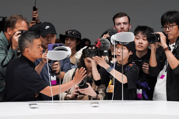 Apple выпустила первую рекламу Vision Pro — гарнитура смешанной реальности поступит в продажу 2 февраля 2024 года
Статьи редакции
Apple выпустила первую рекламу Vision Pro — гарнитура смешанной реальности поступит в продажу 2 февраля 2024 года
Статьи редакции