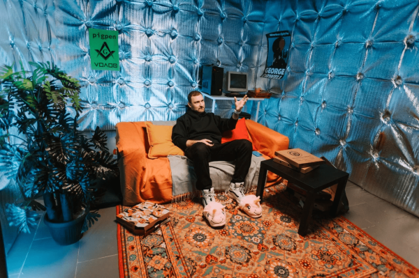 «Тайный орден айтишников»: собрали 2000 человек на ночной IT-конференции за счет черного рынка и промо в стиле масонов
«Тайный орден айтишников»: собрали 2000 человек на ночной IT-конференции за счет черного рынка и промо в стиле масонов