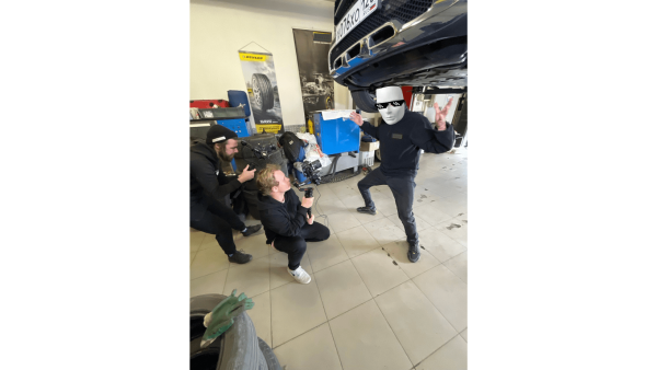 
                    Как мы снимали премиальные шины из багажника 🏎️            