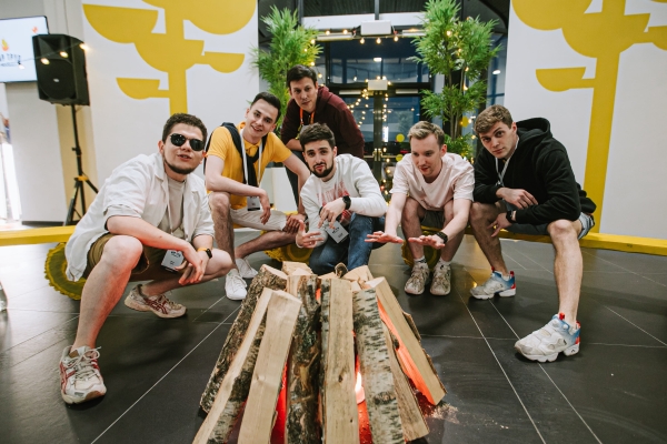 
                    «Мир.Труд.Мобайл»: собрали 1500 разработчиков и дизайнеров из 12 стран на виртуальной даче и перепели Батарейку            