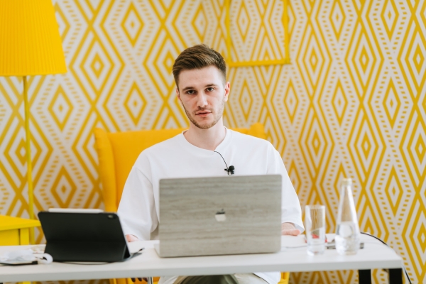 
                    «Мир.Труд.Мобайл»: собрали 1500 разработчиков и дизайнеров из 12 стран на виртуальной даче и перепели Батарейку            