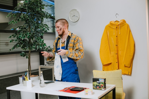 
                    «Мир.Труд.Мобайл»: собрали 1500 разработчиков и дизайнеров из 12 стран на виртуальной даче и перепели Батарейку            