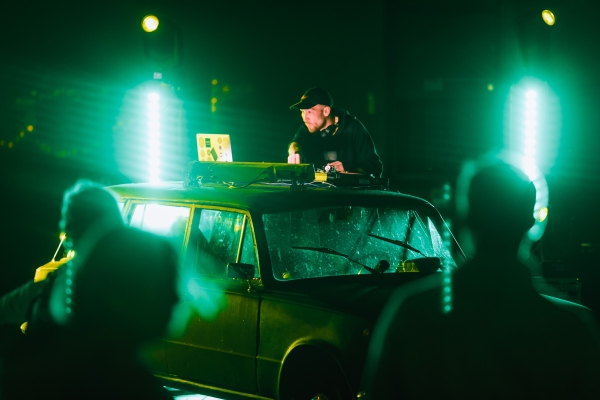 
                    «Мир.Труд.Мобайл»: собрали 1500 разработчиков и дизайнеров из 12 стран на виртуальной даче и перепели Батарейку            