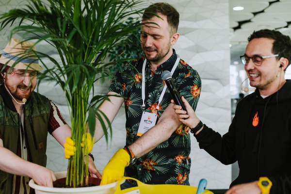 
                    «Мир.Труд.Мобайл»: собрали 1500 разработчиков и дизайнеров из 12 стран на виртуальной даче и перепели Батарейку            