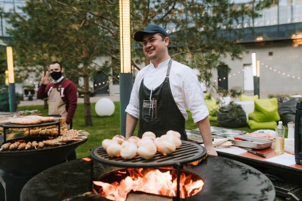 
                    «Мир.Труд.Мобайл»: собрали 1500 разработчиков и дизайнеров из 12 стран на виртуальной даче и перепели Батарейку            